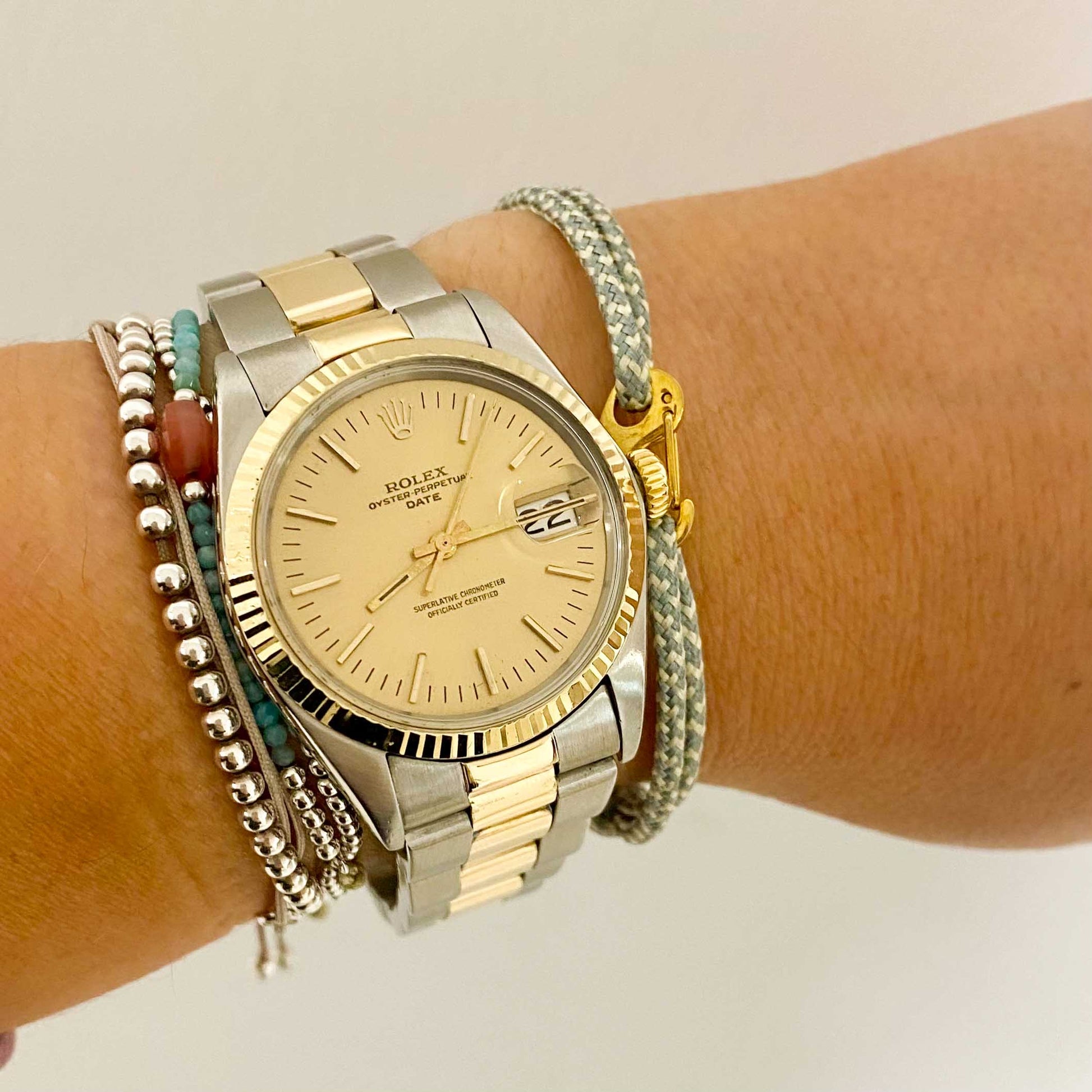 Reloj Rolex Oyster&nbsp; Perpetual Date con esfera de 36mm. Realizado en acero y oro amarillo de 18kt.
Marca: Rolex
Modelo: Oyster Perpetual Date
Año: Finales de los 70 aproximadamente
Caja: 36 mm, acero/oro amarillo
Movimiento: Automático
Pulsera: Acero/Oro amarillo, Oyster cierre desplegabe
Esfera: Champagne, sin cifras
Relojes Rolex de segunda mano baratos en Barcelona. relojes de alta gama al mejor precio.