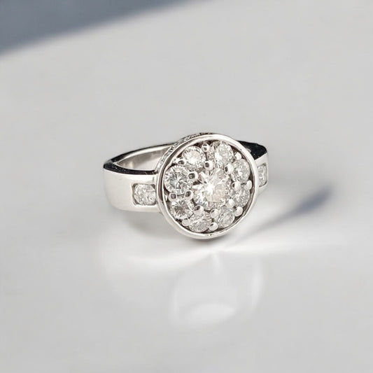 Anillo de oro blanco de 18kt con Rosetón de diamante compuesto por un brillante central de 0,45ct y orla de 10 diamantes de 0,10ct cada uno y engaste lateral de 18 brillantes de 0,01ct cada uno. Una pieza excepcional de más de 1 quilate y medio. Venta de joyas con diamantes de la mejor calidad al mejor precio.