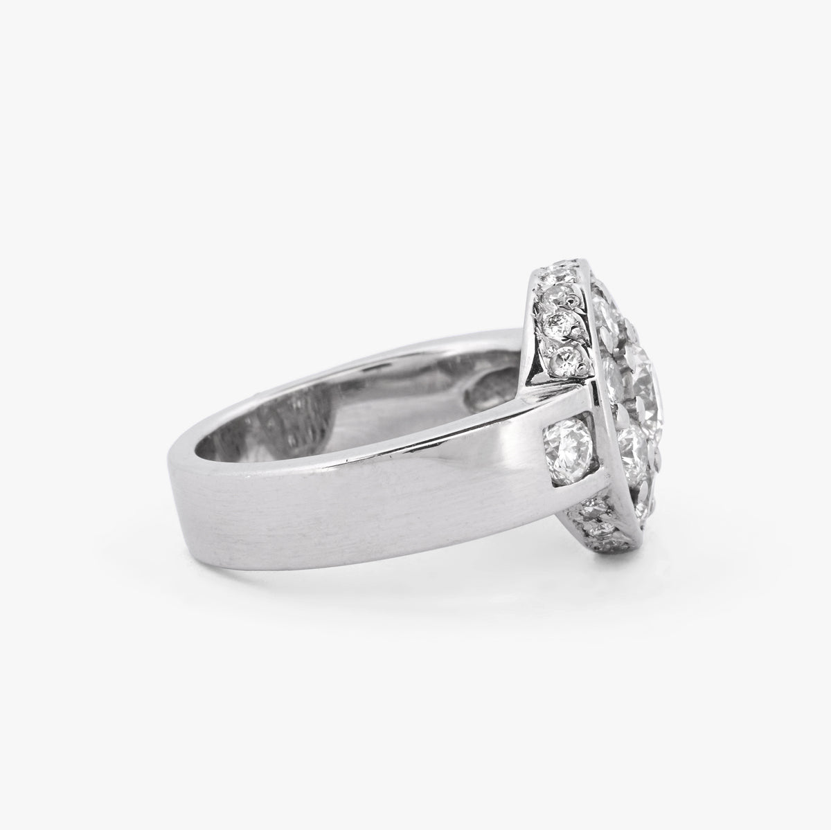Anillo de oro blanco de 18kt con Rosetón de diamante central de 0,45ct y orla de 10 diamantes de 0,10ct y engaste lateral de 18 brillantes de 0,01ct cada uno. 