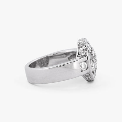 Anillo de oro blanco de 18kt con Rosetón de diamante central de 0,45ct y orla de 10 diamantes de 0,10ct y engaste lateral de 18 brillantes de 0,01ct cada uno. 