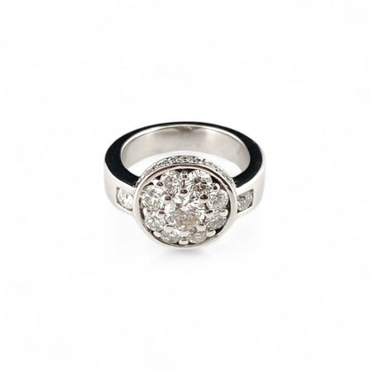 Anillo de oro blanco de 18kt con Rosetón de diamante compuesto por un brillante central de 0,45ct y orla de 10 diamantes de 0,10ct cada uno y engaste lateral de 18 brillantes de 0,01ct cada uno. Una pieza excepcional de más de 1 quilate y medio. Venta de joyas con diamantes de la mejor calidad al mejor precio.