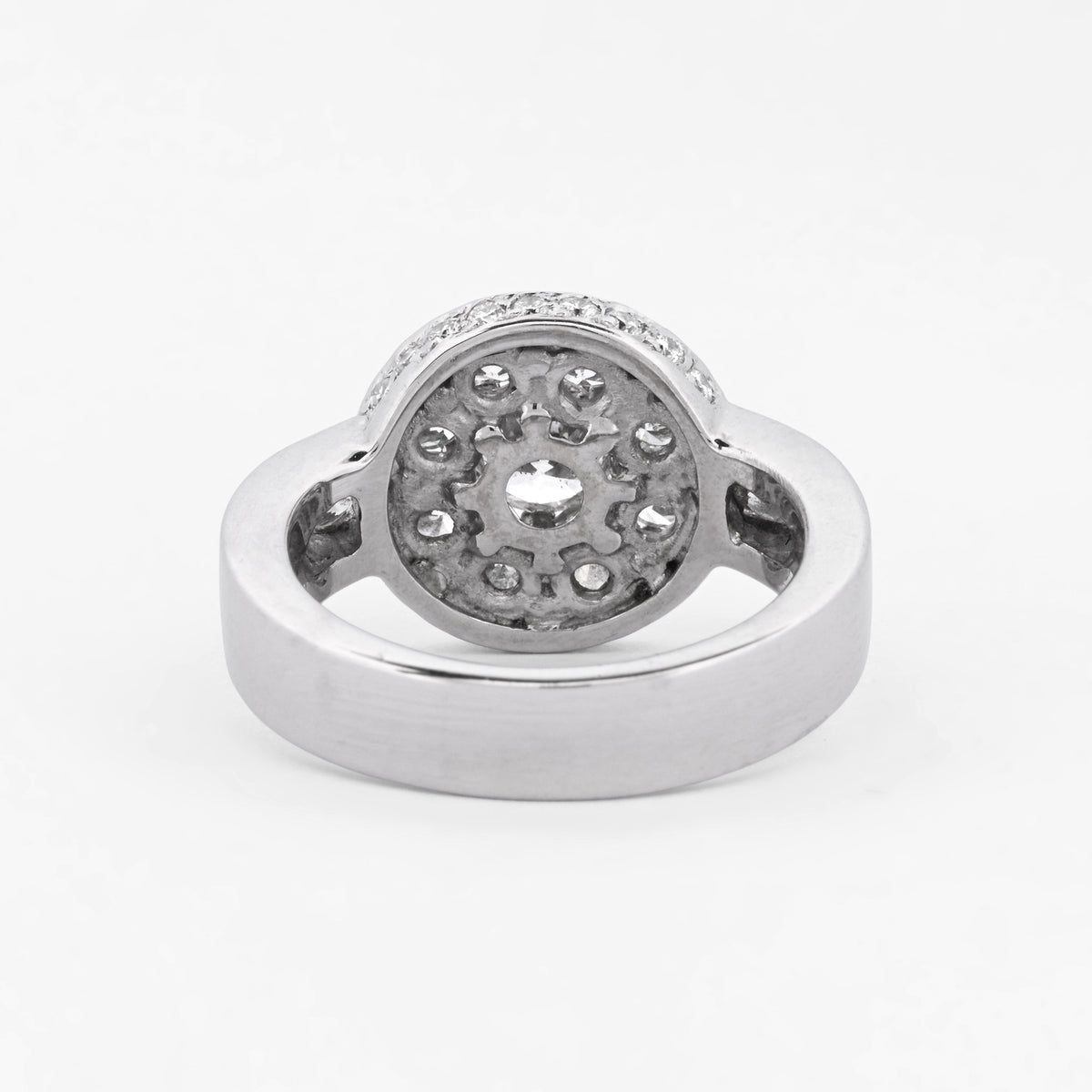 Anillo de oro blanco de 18kt con Rosetón de diamante central de 0,45ct y orla de 10 diamantes de 0,10ct y engaste lateral de 18 brillantes de 0,01ct cada uno. 