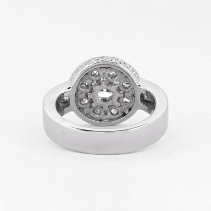 Anillo de oro blanco de 18kt con Rosetón de diamante central de 0,45ct y orla de 10 diamantes de 0,10ct y engaste lateral de 18 brillantes de 0,01ct cada uno. 