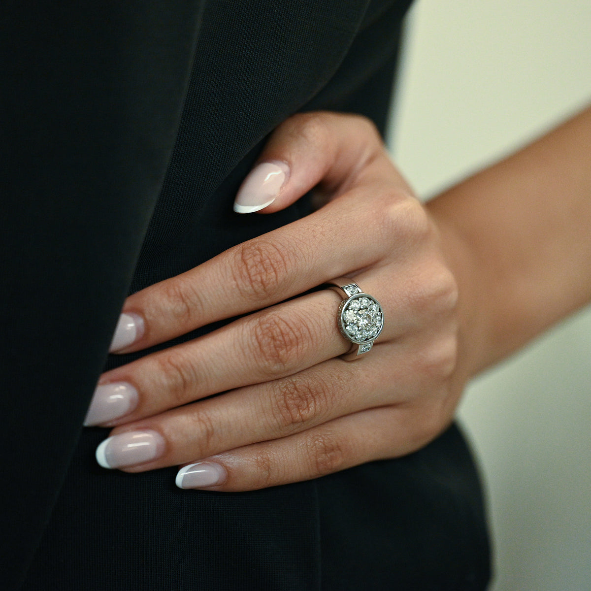 Anillo de oro blanco de 18kt con Rosetón de diamante central de 0,45ct y orla de 10 diamantes de 0,10ct y engaste lateral de 18 brillantes de 0,01ct cada uno. 