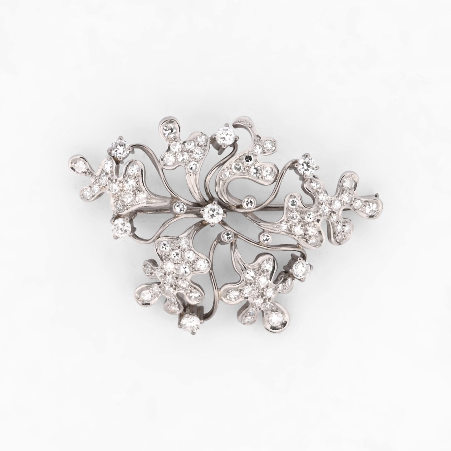 Comprar broche vintage de inspiración floral realizado en oro blanco con más de 60 diamantes . Joyas para novias. Joyas antiguas y vintage en Barcelona. Joyas baratas.