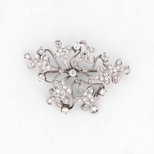 Comprar broche vintage de inspiración floral realizado en oro blanco con más de 60 diamantes . Joyas para novias. Joyas antiguas y vintage en Barcelona. Joyas baratas.