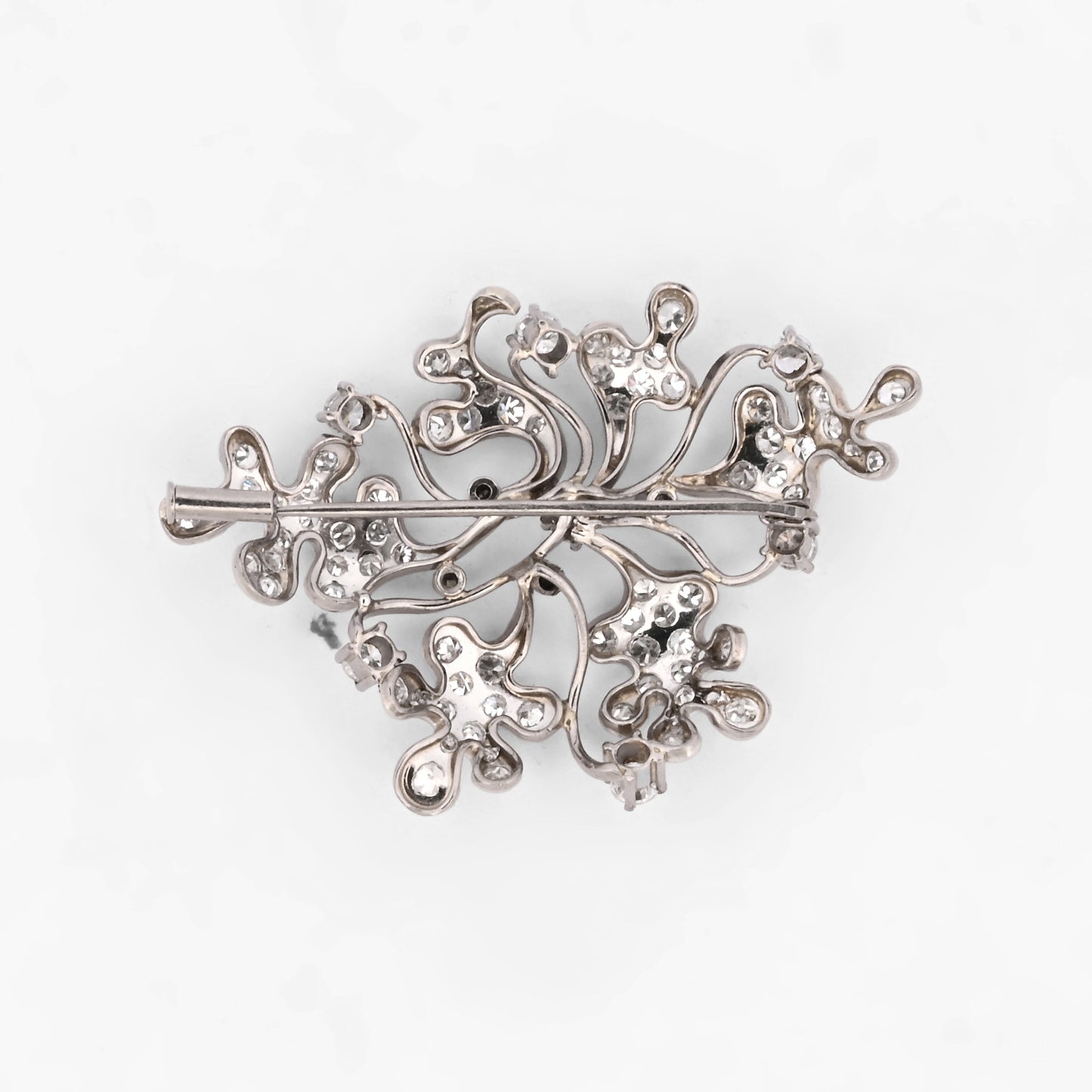 Comprar broche vintage de inspiración floral realizado en oro blanco con más de 60 diamantes . Joyas para novias. Joyas antiguas y vintage en Barcelona. Joyas baratas.