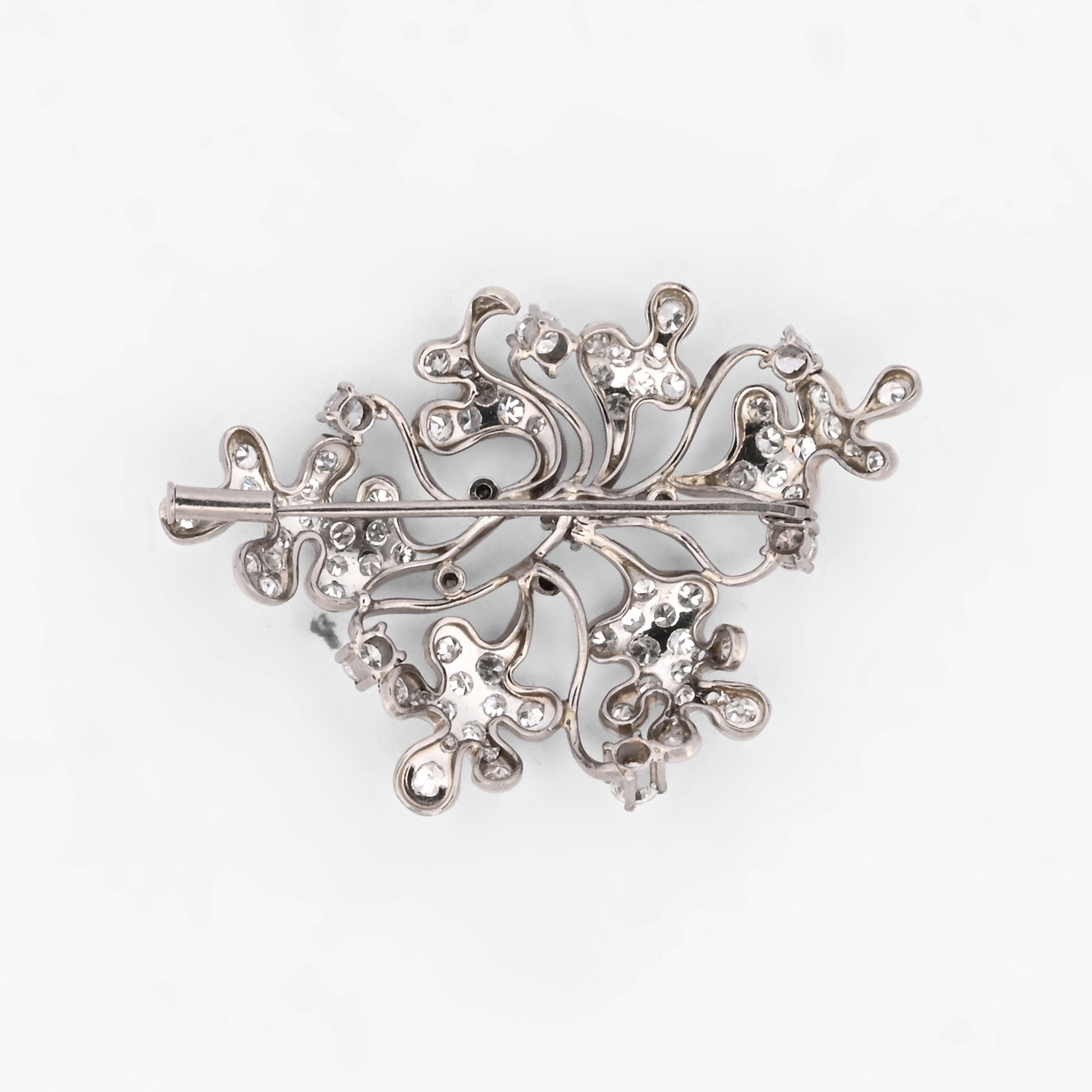 Comprar broche vintage de inspiración floral realizado en oro blanco con más de 60 diamantes . Joyas para novias. Joyas antiguas y vintage en Barcelona. Joyas baratas.