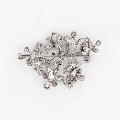 Comprar broche vintage de inspiración floral realizado en oro blanco con más de 60 diamantes . Joyas para novias. Joyas antiguas y vintage en Barcelona. Joyas baratas.