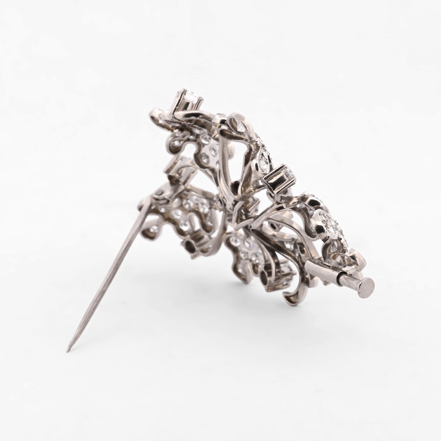 Comprar broche vintage de inspiración floral realizado en oro blanco con más de 60 diamantes . Joyas para novias. Joyas antiguas y vintage en Barcelona. Joyas baratas.