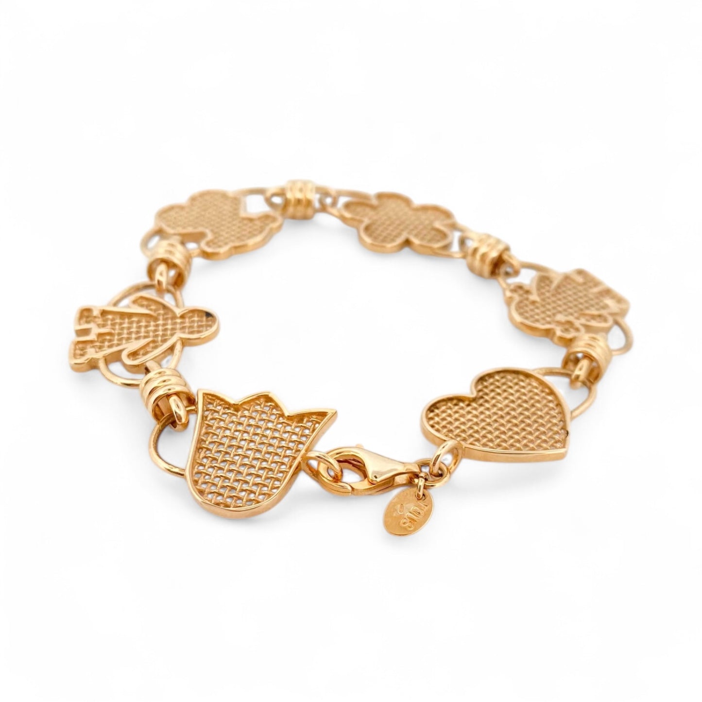 Pulsera original de Tous calada de Oro de 18kt y piezas con motivos de tulipán, osito flor, niña y corazón y cierre tipo mosquetón. La pulsera mide 17,8cm y las piezas 15,86mm. Esta pieza ha sido restaurada en nuestro taller de Barcelona. Compro Oro al mejor precio, joyería segunda mano Barcelona, diseño y transformación de joyas.