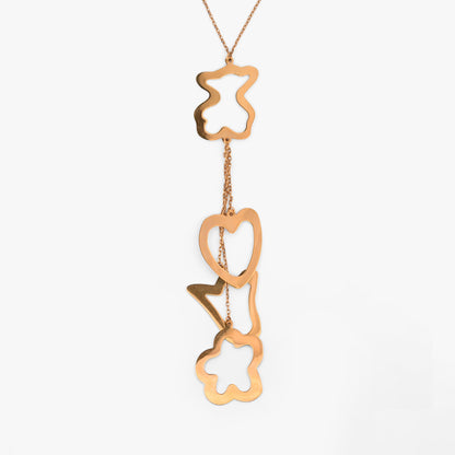 Collar original de la firma Tous de oro de 18kt con cadena de 40cm de largo y colgantes en forma de osito, corazón, tulipán y flor en oro. Con cierre tipo reasa.