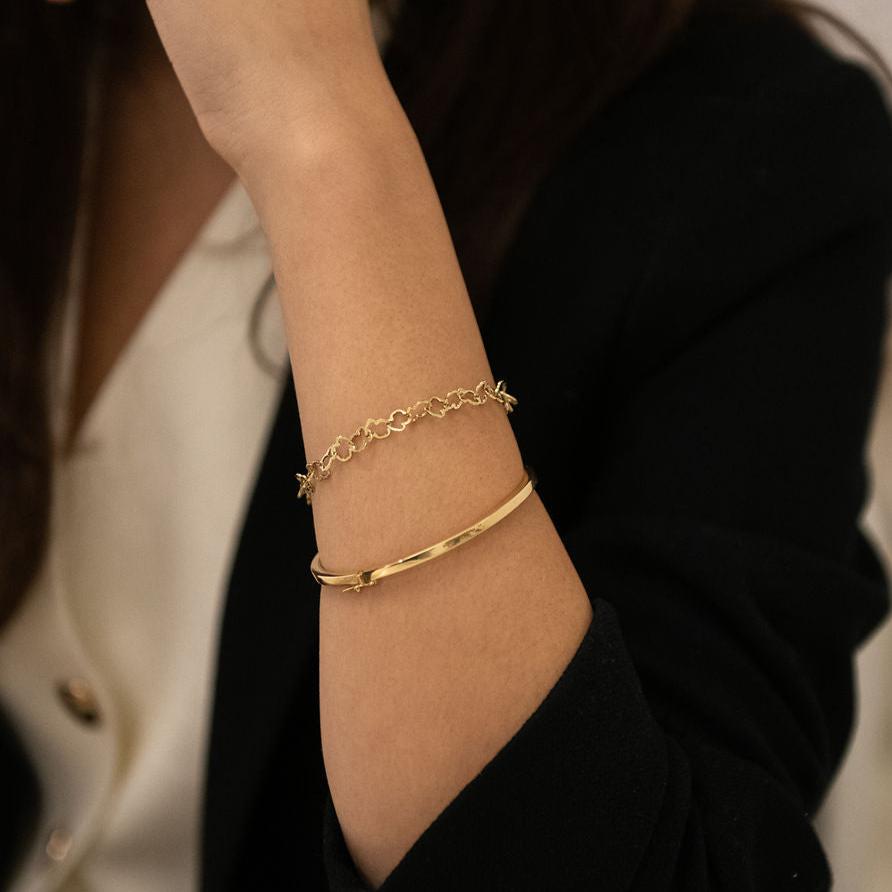 Pulsera original de Tous con cadena de Oro de 18kt con forma del icónico osito de la marca y cierre tipo mosquetón. La pulsera mide 19cm y los ositos 5,73mm. Esta pieza ha sido restaurada en nuestro taller de Barcelona. Compro Oro al mejor precio, joyería segunda mano Barcelona, diseño y transformación de joyas.