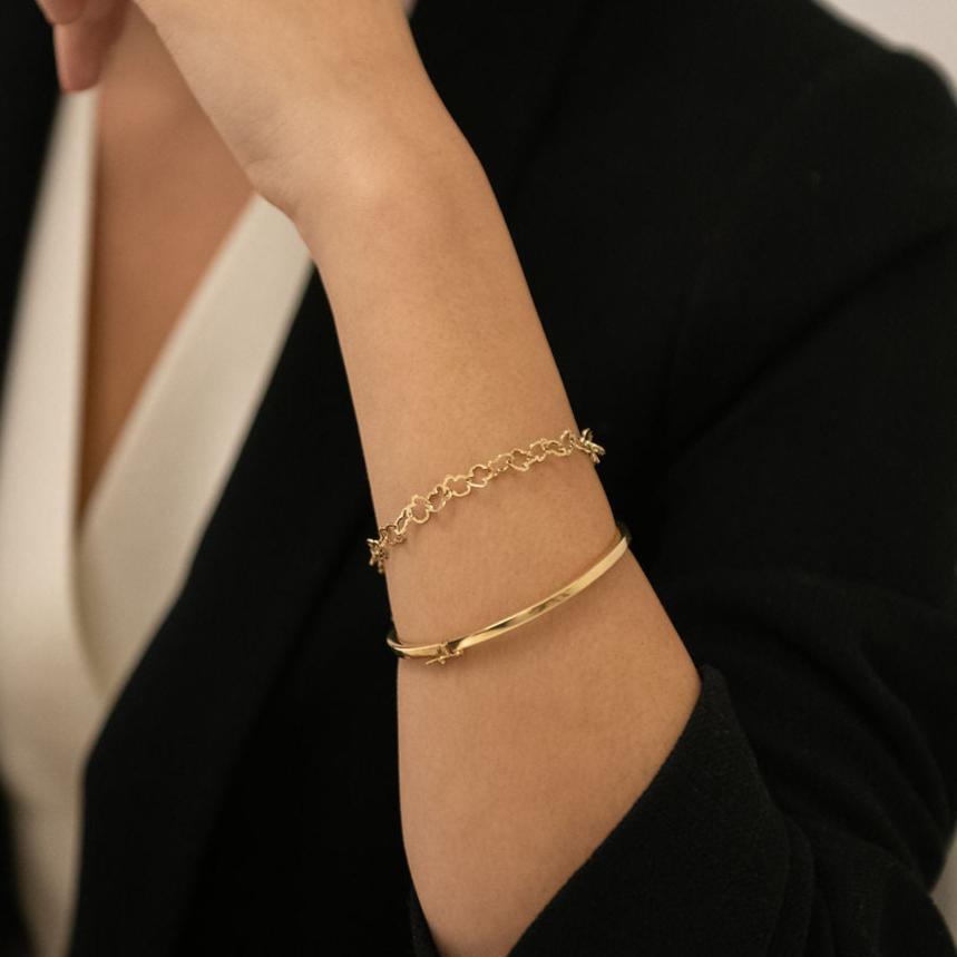 Pulsera original de Tous con cadena de Oro de 18kt con forma del icónico osito de la marca y cierre tipo mosquetón. La pulsera mide 19cm y los ositos 5,73mm. Esta pieza ha sido restaurada en nuestro taller de Barcelona. Compro Oro al mejor precio, joyería segunda mano Barcelona, diseño y transformación de joyas.