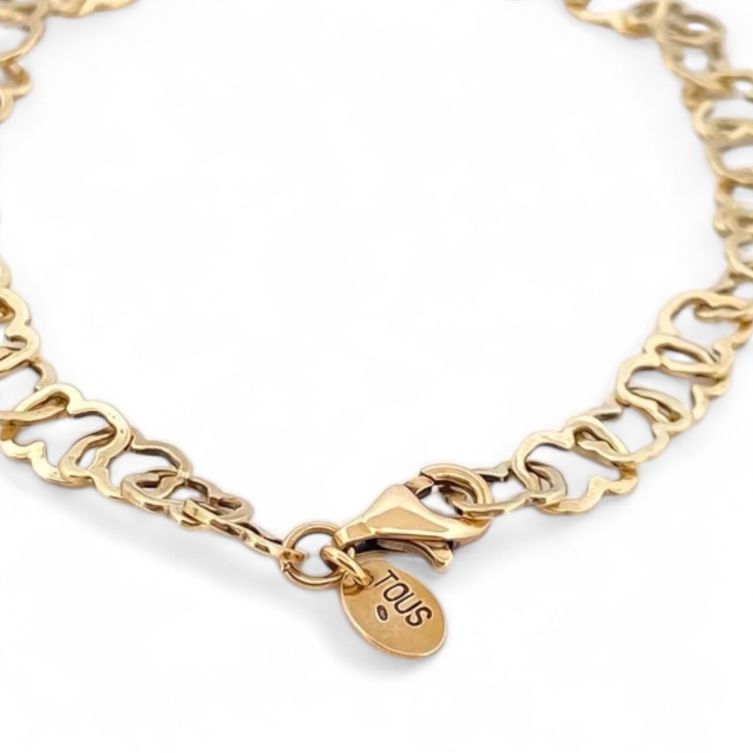 Pulsera original de Tous con cadena de Oro de 18kt con forma del icónico osito de la marca y cierre tipo mosquetón. La pulsera mide 19cm y los ositos 5,73mm. Esta pieza ha sido restaurada en nuestro taller de Barcelona. Compro Oro al mejor precio, joyería segunda mano Barcelona, diseño y transformación de joyas.
