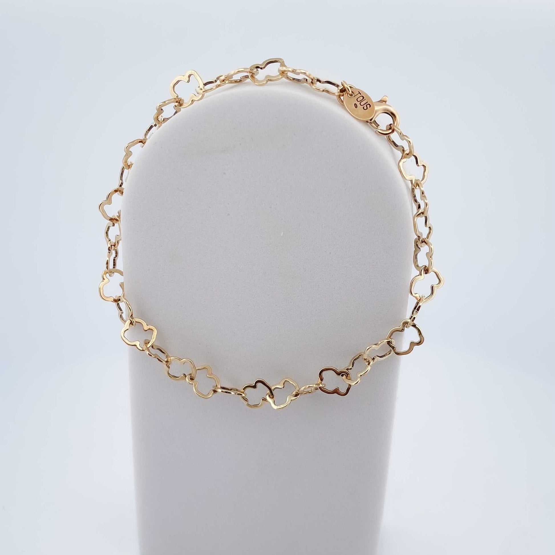 Pulsera original de Tous con cadena de Oro de 18kt con forma del icónico osito de la marca y cierre tipo mosquetón. La pulsera mide 19cm y los ositos 5,73mm. Esta pieza ha sido restaurada en nuestro taller de Barcelona. Compro Oro al mejor precio, joyería segunda mano Barcelona, diseño y transformación de joyas.