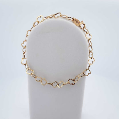 Pulsera original de Tous con cadena de Oro de 18kt con forma del icónico osito de la marca y cierre tipo mosquetón. La pulsera mide 19cm y los ositos 5,73mm. Esta pieza ha sido restaurada en nuestro taller de Barcelona. Compro Oro al mejor precio, joyería segunda mano Barcelona, diseño y transformación de joyas.