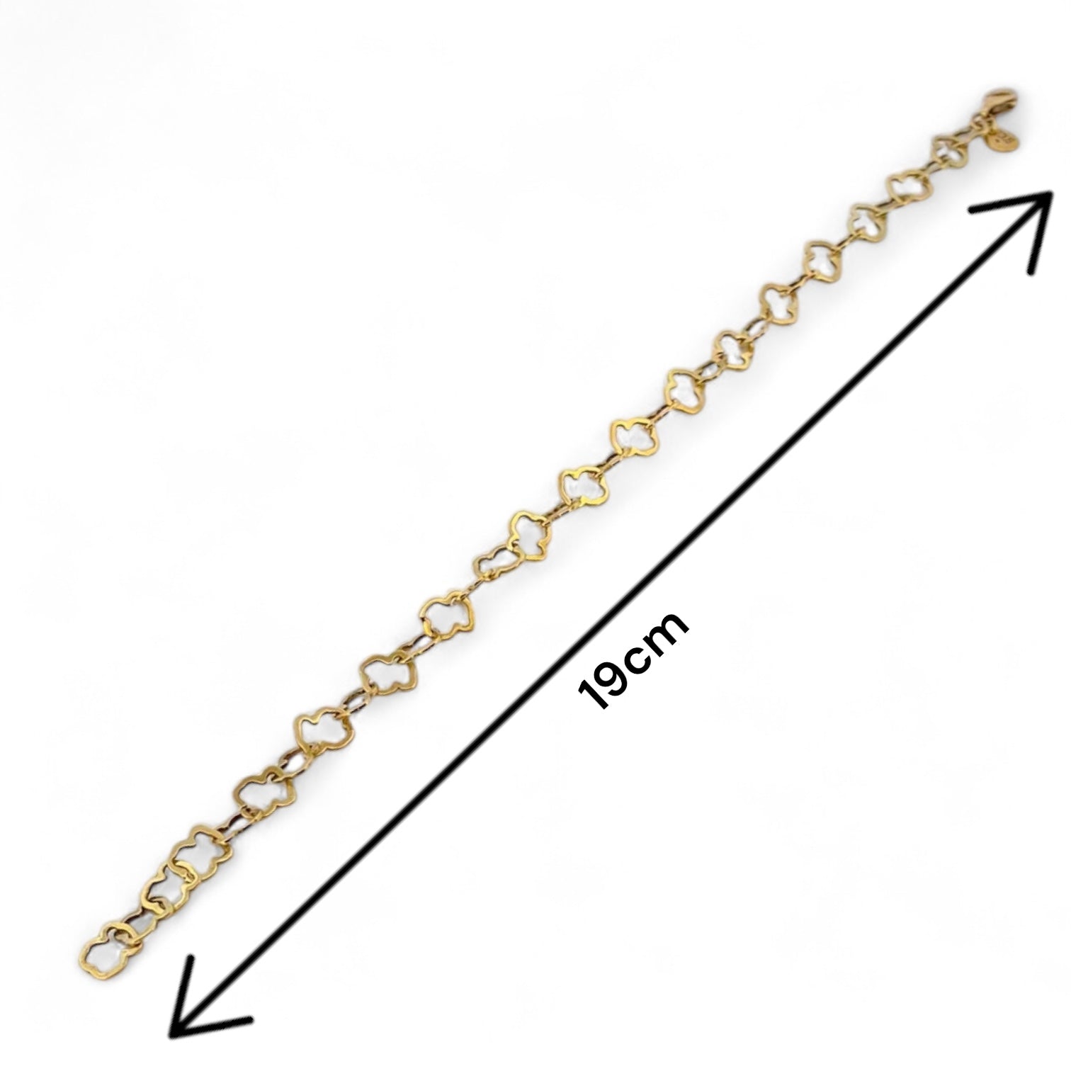 Pulsera original de Tous con cadena de Oro de 18kt con forma del icónico osito de la marca y cierre tipo mosquetón. La pulsera mide 19cm y los ositos 5,73mm. Esta pieza ha sido restaurada en nuestro taller de Barcelona. Compro Oro al mejor precio, joyería segunda mano Barcelona, diseño y transformación de joyas.