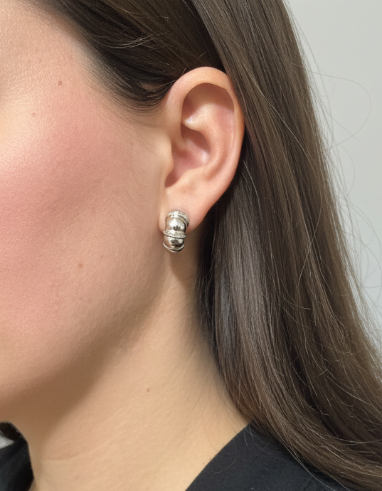 Comprar pendientes de oro blanco de 18kt con diamantes. Cierre tipo omega. Pendientes de segunda mano. Joyas con diamantes baratas. Joyería Ian'Or.