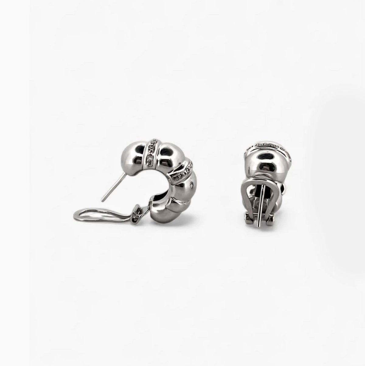Comprar pendientes de oro blanco de 18kt con diamantes. Cierre tipo omega. Pendientes de segunda mano. Joyas con diamantes baratas. Joyería Ian'Or.