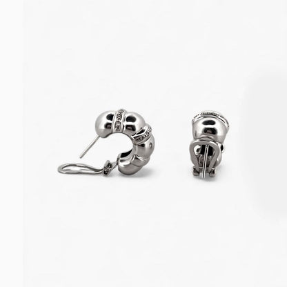 Comprar pendientes de oro blanco de 18kt con diamantes. Cierre tipo omega. Pendientes de segunda mano. Joyas con diamantes baratas. Joyería Ian'Or.