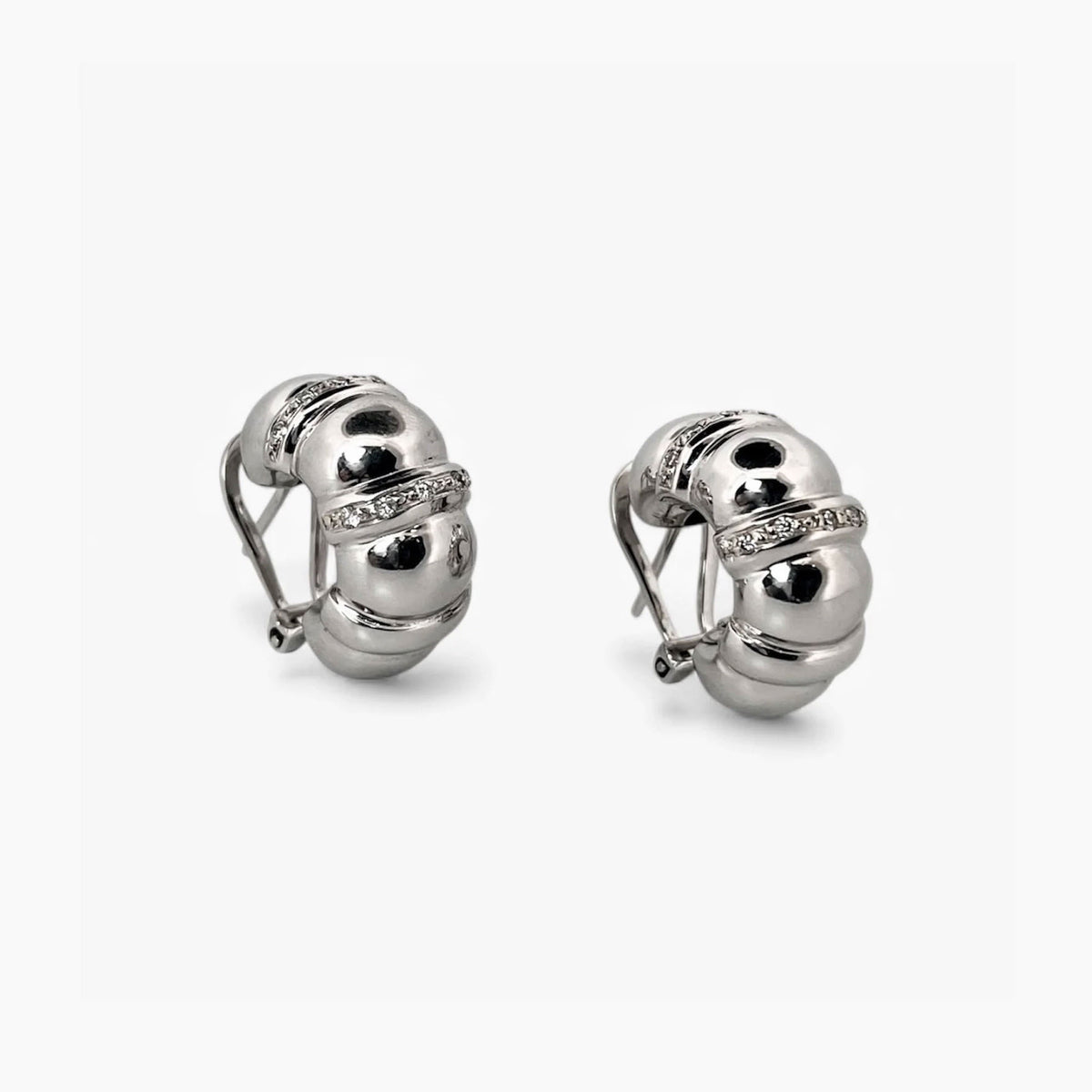 Comprar pendientes de oro blanco de 18kt con diamantes. Cierre tipo omega. Pendientes de segunda mano. Joyas con diamantes baratas. Joyería Ian'Or.