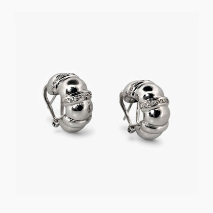 Comprar pendientes de oro blanco de 18kt con diamantes. Cierre tipo omega. Pendientes de segunda mano. Joyas con diamantes baratas. Joyería Ian'Or.