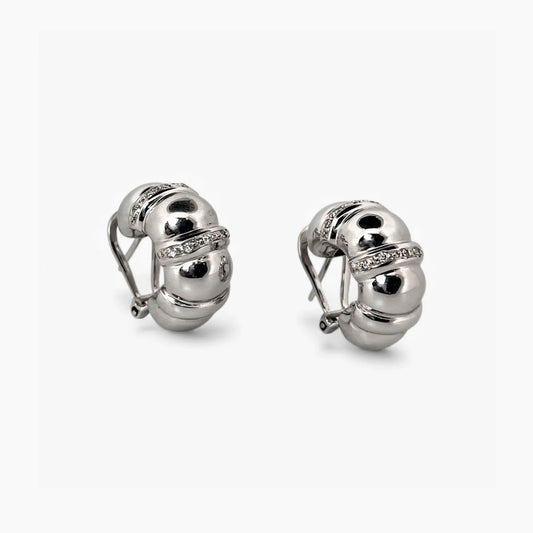 Comprar pendientes de oro blanco de 18kt con diamantes. Cierre tipo omega. Pendientes de segunda mano. Joyas con diamantes baratas. Joyería Ian'Or.