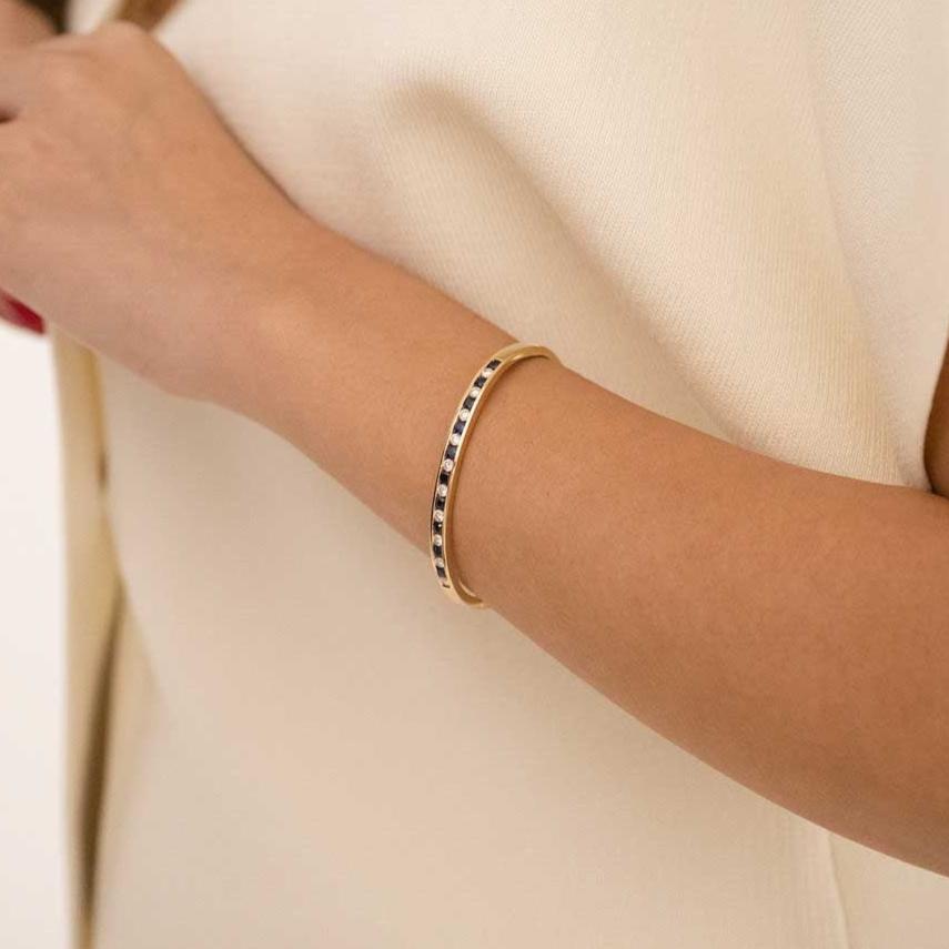 Pulsera tipo&nbsp; esclava de Oro amarillo de 18kt con zafiros y diamantes de la firma de Joyería Brasileña H.Stern. Esta preciosa pulsera rígida dispone de un delicado cierre tipo cajón y viene en su estuche original.