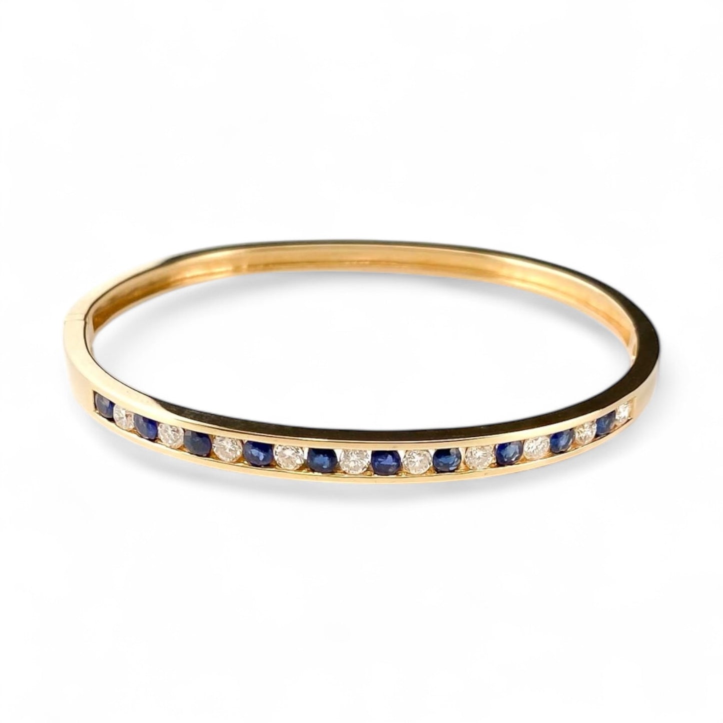 Pulsera tipo esclava de Oro amarillo de 18kt con zafiros y diamantes de la firma de Joyería Brasileña H.Stern. Esta preciosa pulsera rígida dispone de un delicado cierre tipo cajón y viene en su estuche original.