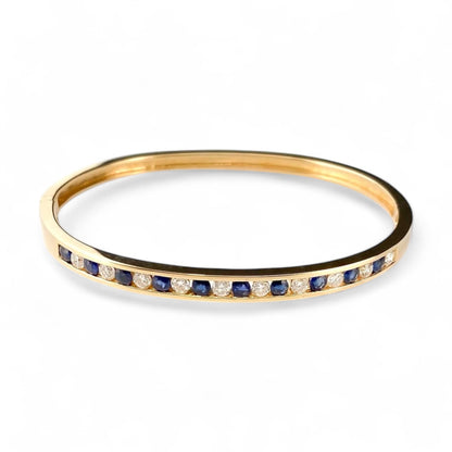 Pulsera tipo esclava de Oro amarillo de 18kt con zafiros y diamantes de la firma de Joyería Brasileña H.Stern. Esta preciosa pulsera rígida dispone de un delicado cierre tipo cajón y viene en su estuche original.