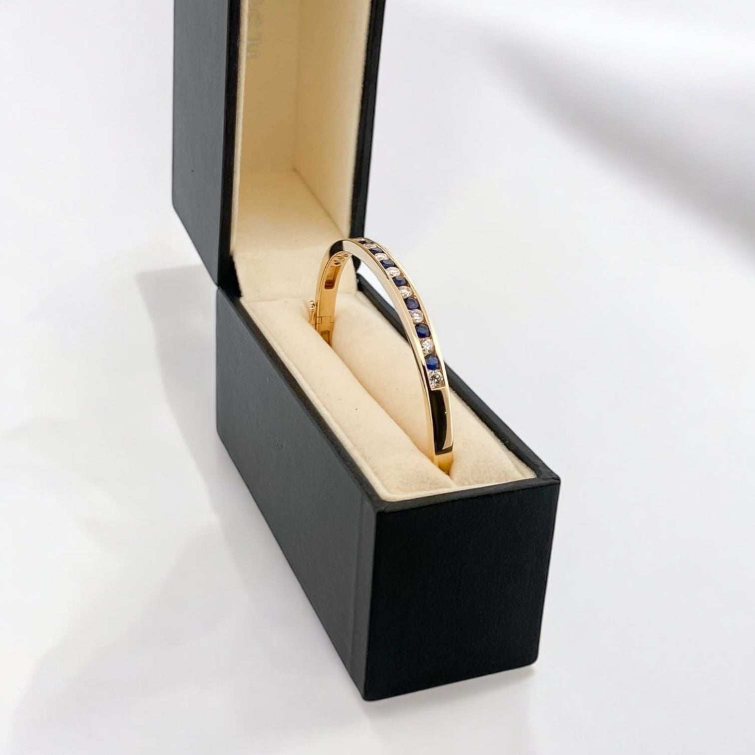 Pulsera esclava de Oro amarillo de 18kt con zafiros y diamantes. Esta preciosa pulsera rígida dispone de cierre de cajón. Joyas de segunda mano en Barcelona, compro oro y joyas al mejor precio. Joyería Compro Oro Barcelona, el mejor precio por tu oro y por joyas de segunda mano.