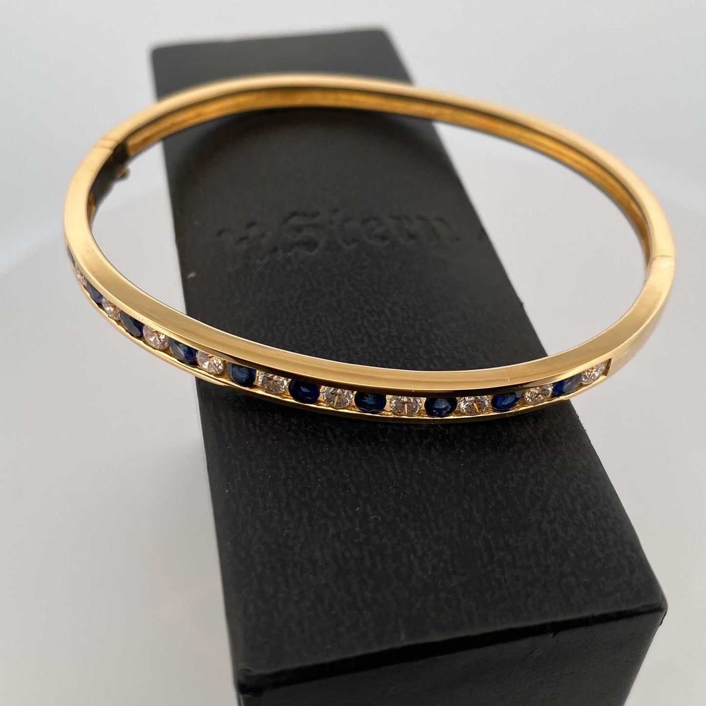 Pulsera esclava de Oro amarillo de 18kt con zafiros y diamantes. Esta preciosa pulsera rígida dispone de cierre de cajón. Joyas de segunda mano en Barcelona, compro oro y joyas al mejor precio. Joyería Compro Oro Barcelona, el mejor precio por tu oro y por joyas de segunda mano.