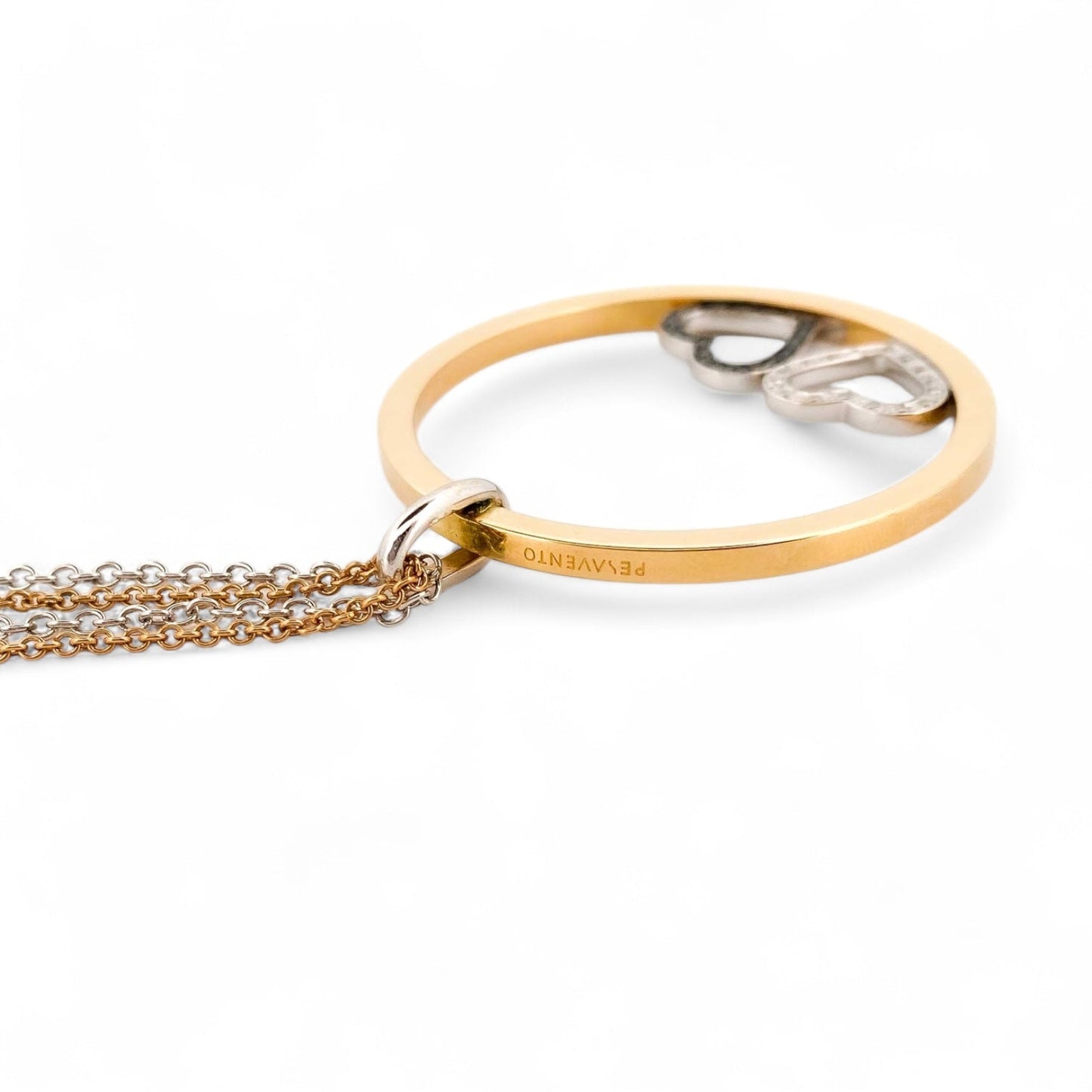Collar de la firma Pesavento en oro blanco y amarillo de 18kt con circunferencia y dos corazones en su interior. Collar con diamantes negros y blancos.