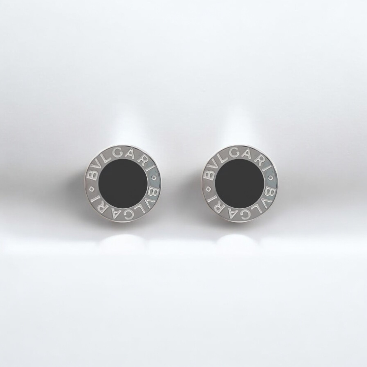 Pendientes originales modelo Bvlgari Bvlgari con elemento ónix engastado de la prestigiosa marca italiana, realizados en oro blanco de 18kt. Disponen de cierre de presión con muelle y el grabado de serie de la firma.  de lujo Bulgari al mejor precio, joyas de marca baratas, pendientes bvlgari