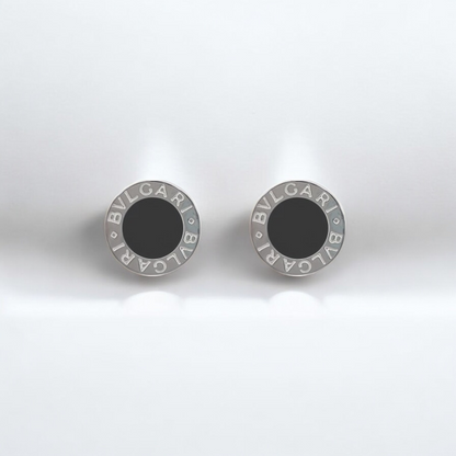 Pendientes originales modelo Bvlgari Bvlgari con elemento ónix engastado de la prestigiosa marca italiana, realizados en oro blanco de 18kt. Disponen de cierre de presión con muelle y el grabado de serie de la firma.  de lujo Bulgari al mejor precio, joyas de marca baratas, pendientes bvlgari