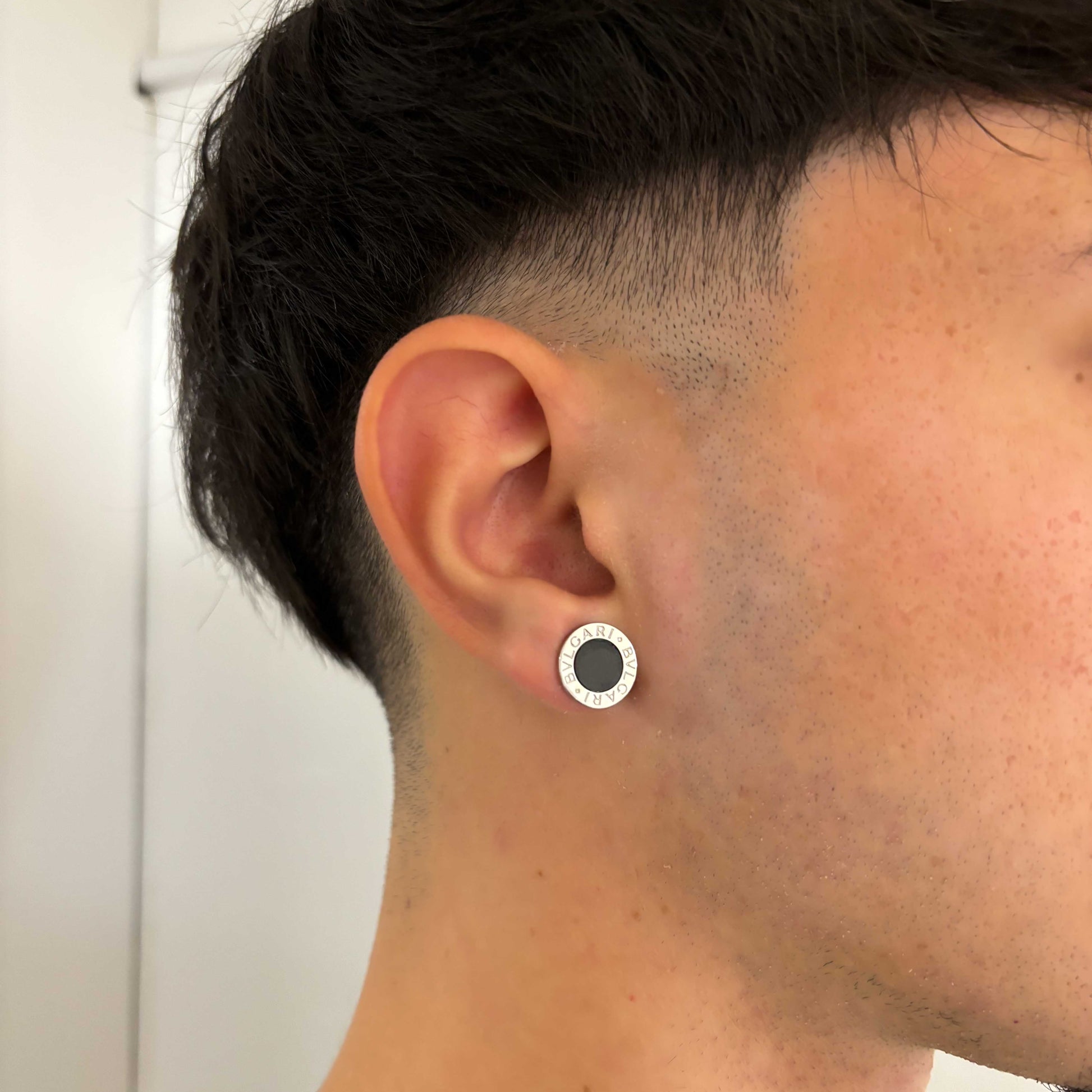 endientes originales modelo Bvlgari Bvlgari con elemento ónix engastado de la prestigiosa marca italiana, realizados en oro blanco de 18kt. Disponen de cierre de presión con muelle y el grabado de serie de la firma.  de lujo Bulgari al mejor precio, joyas de marca baratas, pendientes bvlgari