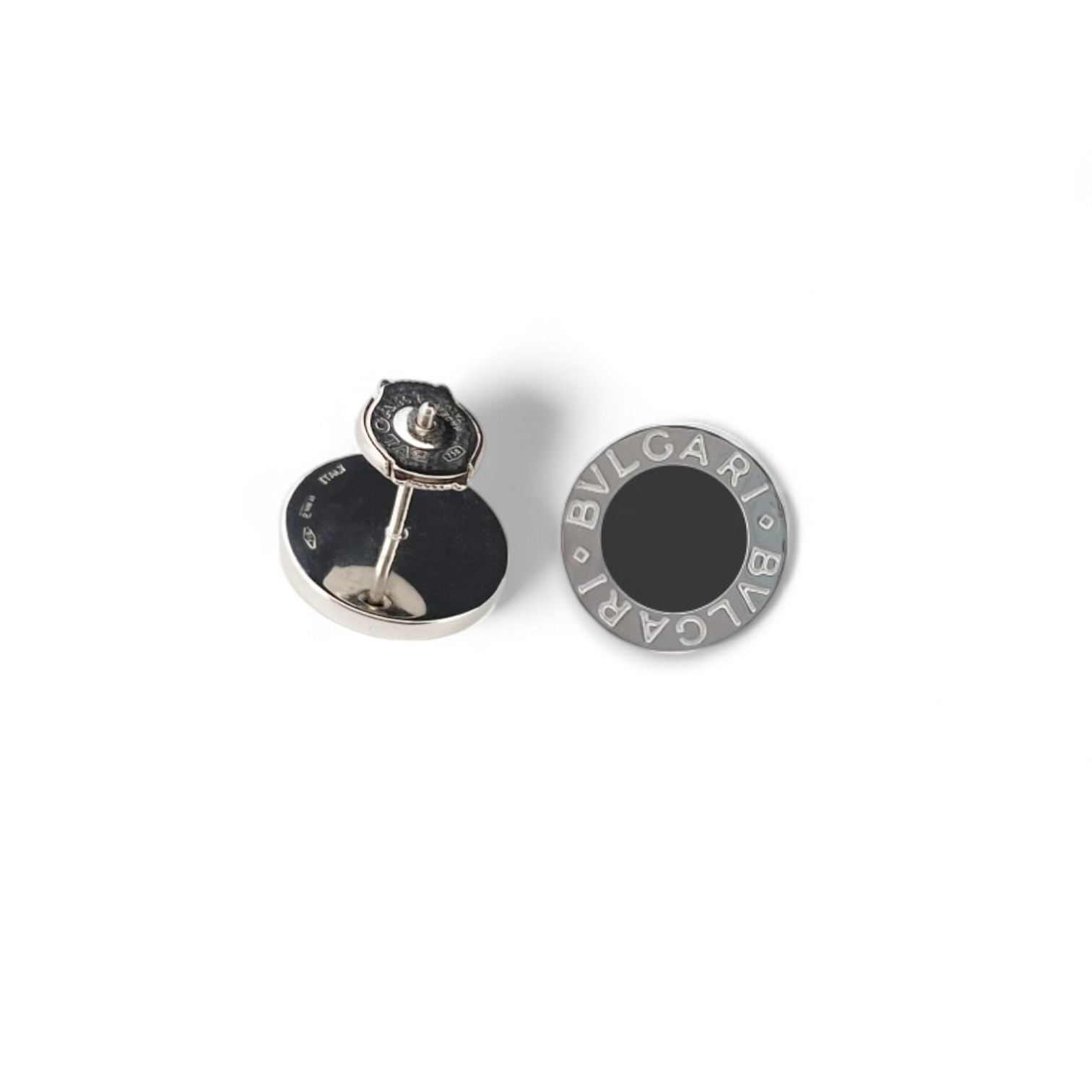 Pendientes originales modelo Bvlgari Bvlgari con elemento ónix engastado de la prestigiosa marca italiana, realizados en oro blanco de 18kt. Disponen de cierre de presión con muelle y el grabado de serie de la firma.  de lujo Bulgari al mejor precio, joyas de marca baratas, pendientes bvlgari