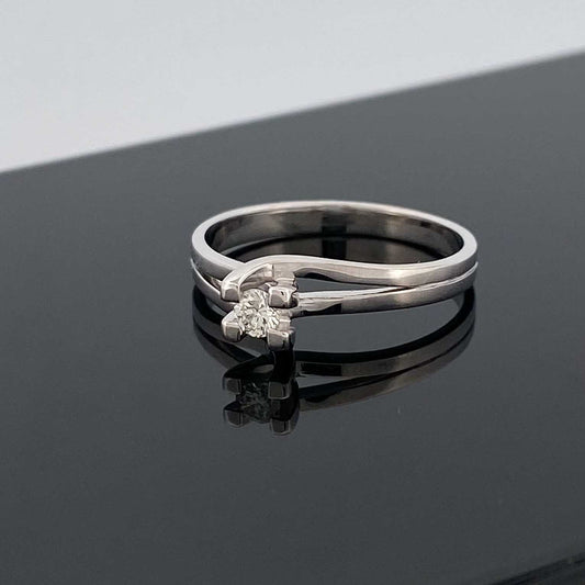 Solitario realizado en oro blanco de 18kt con diamante talla brillante de 0,10ct engastado en 4 grapas