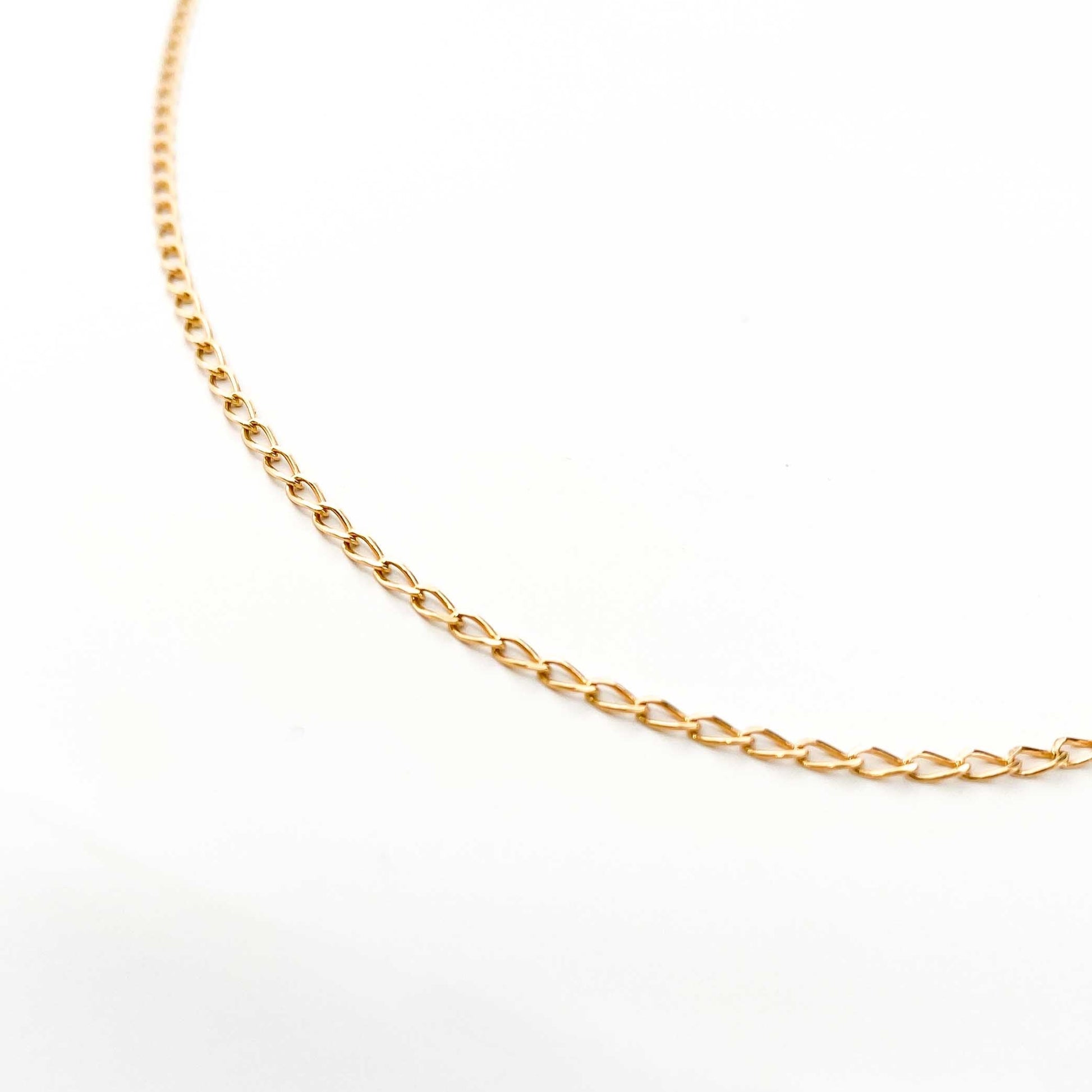 Collar de oro de 18kt con cadena tipo barbada de oro de 18kt con un cierre tipo reasa. Joyería Ian'Or Barcelona. Joyas de segunda mano baratas. Envío gratis.