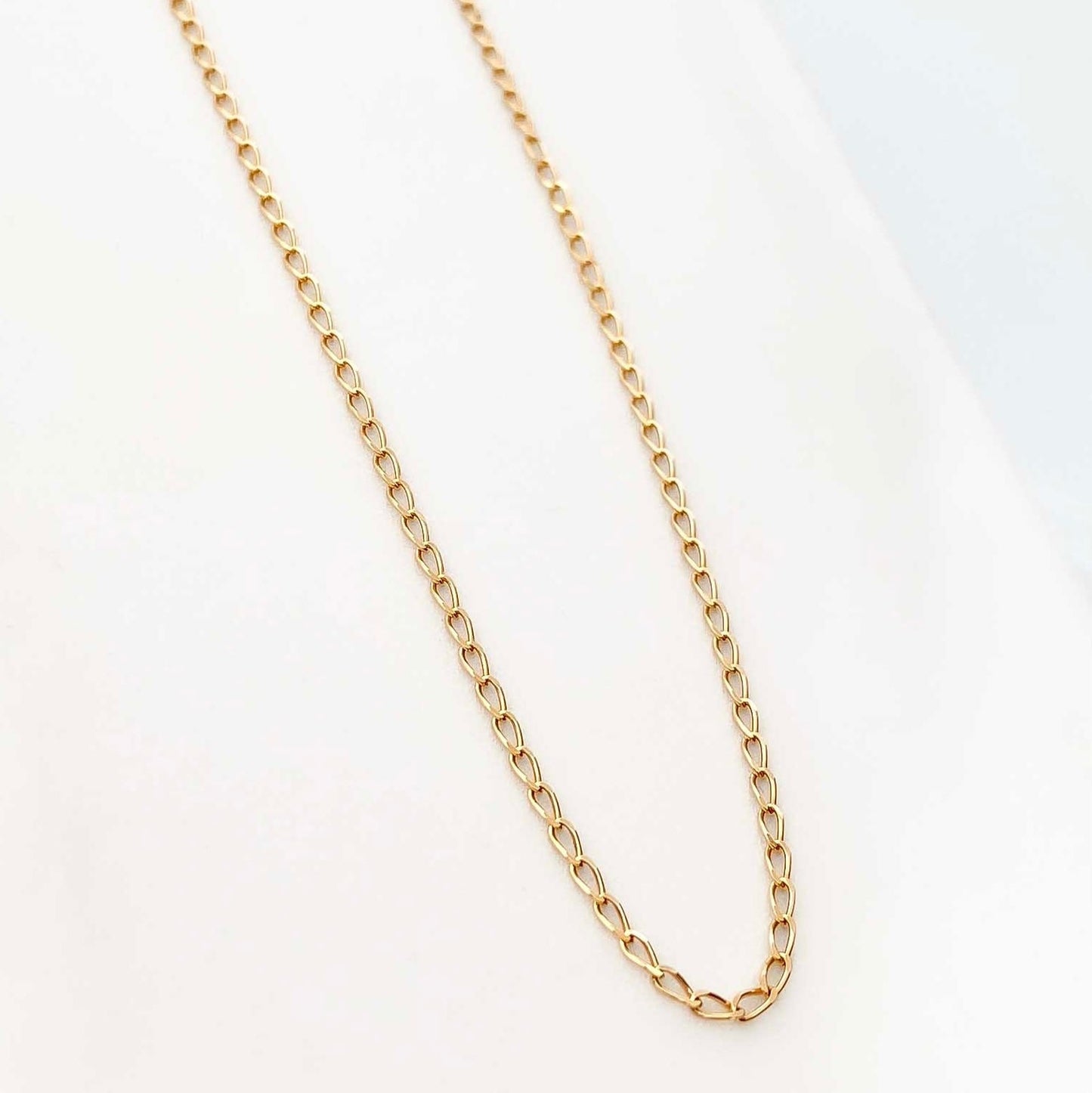 Collar de oro de 18kt con cadena tipo barbada de oro de 18kt con un cierre tipo reasa. Joyería Ian'Or Barcelona. Joyas de segunda mano baratas. Envío gratis.