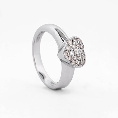Anillo de oro blanco de 18kt con pavé de diamantes en forma de corazón compuesto por 18 diamantes talla brillante. Venta de joyas con diamantes al mejor precio.