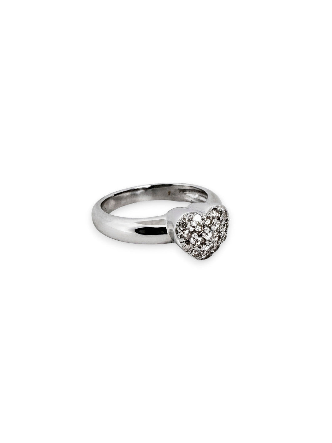 13741GM - Sortija de oro blanco con pavé de diamantes en forma de corazón