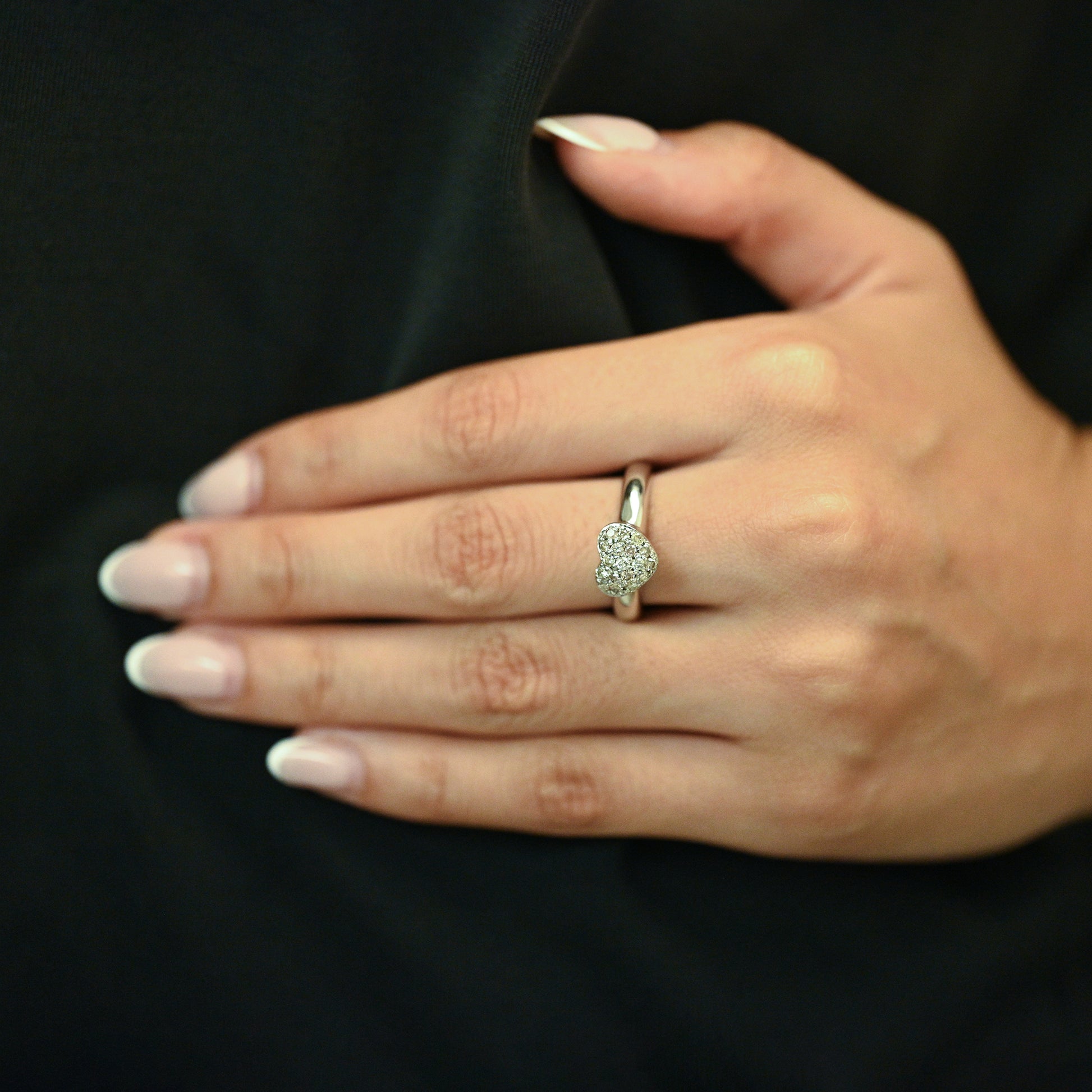 Anillo de oro blanco de 18kt con pavé de diamantes en forma de corazón compuesto por 18 diamantes talla brillante. Venta de joyas con diamantes al mejor precio.