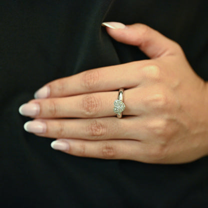 Anillo de oro blanco de 18kt con pavé de diamantes en forma de corazón compuesto por 18 diamantes talla brillante. Venta de joyas con diamantes al mejor precio.