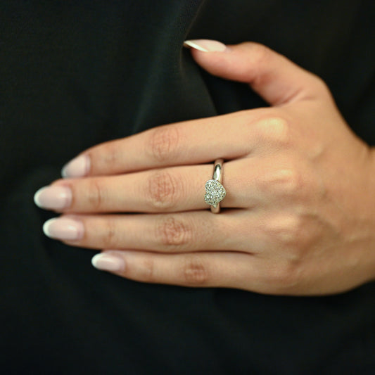 Anillo de oro blanco de 18kt con pavé de diamantes en forma de corazón compuesto por 18 diamantes talla brillante. Venta de joyas con diamantes al mejor precio.