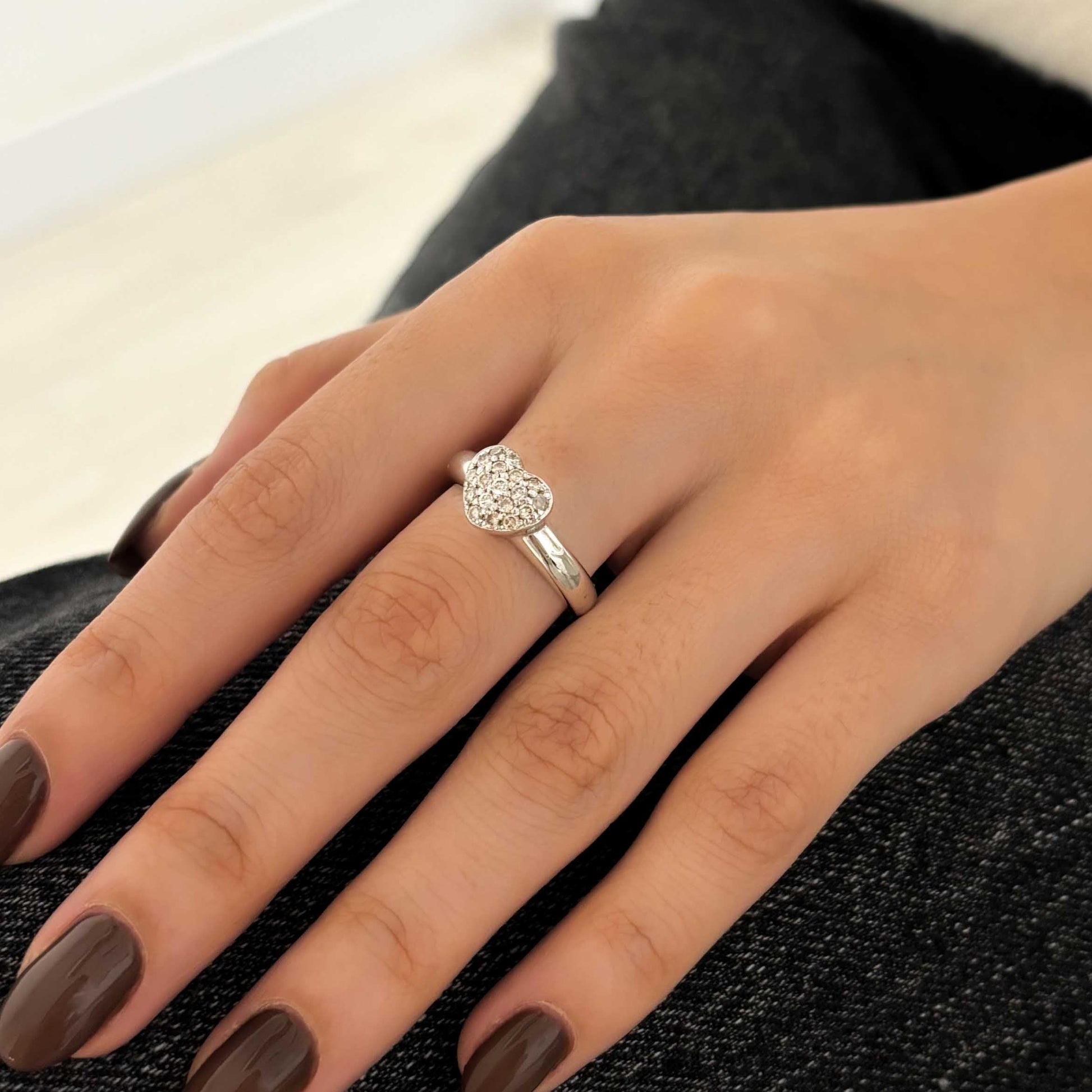 Anillo de oro blanco de 18kt con pavé de diamantes en forma de corazón compuesto por 18 diamantes talla brillante. Venta de joyas con diamantes de la mejor calidad al mejor precio.