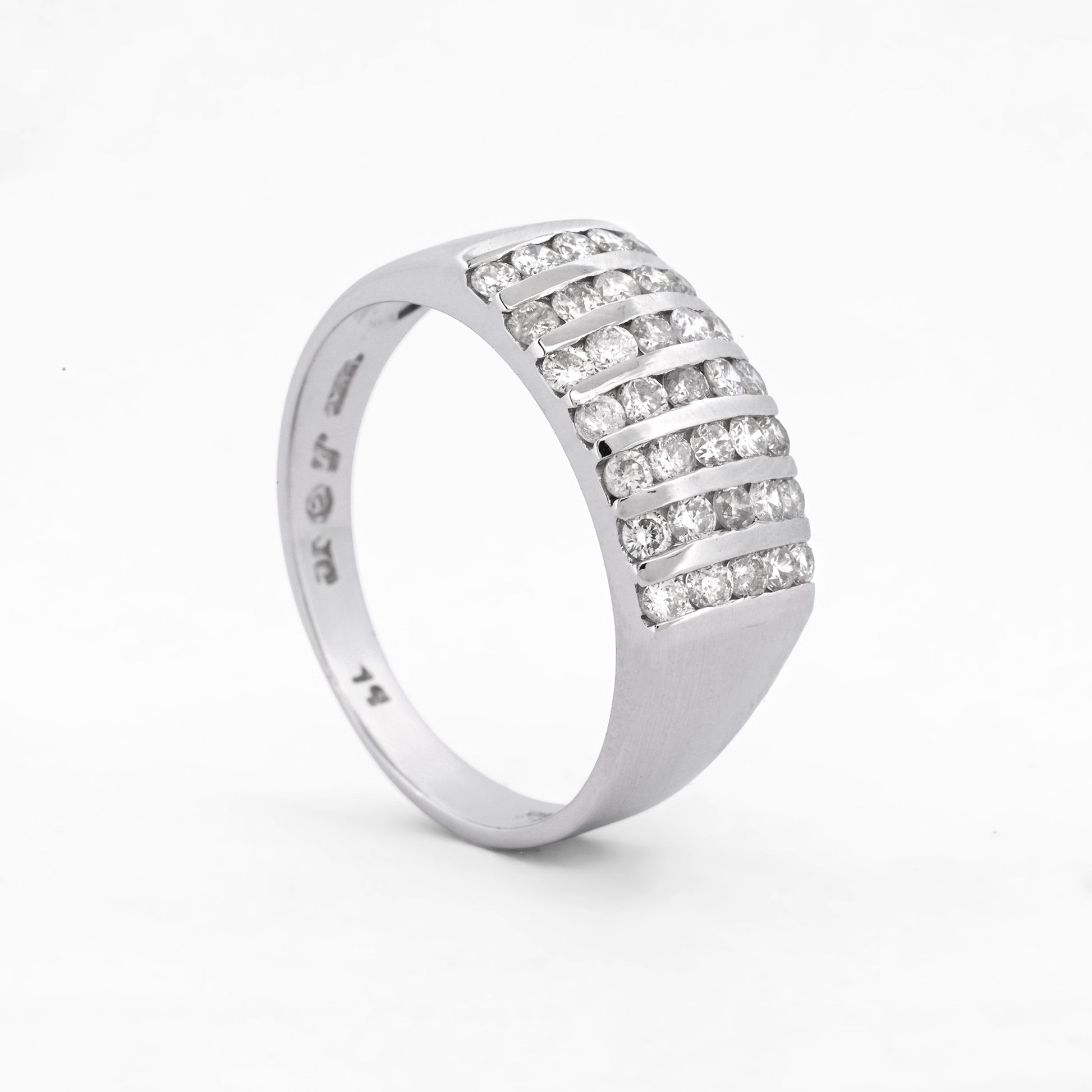 Comprar anillo realizado en oro blanco de 18kt con carriles y 35 diamantes talla brillante. Anillos de oro baratos en Barcelona. Envío gratis. Joyas diamantes.