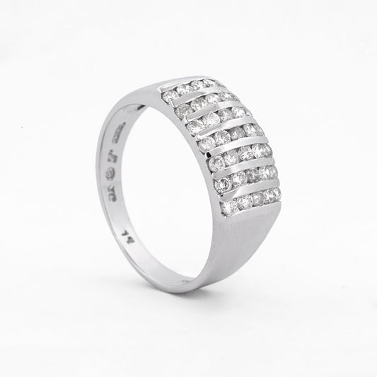 Comprar anillo realizado en oro blanco de 18kt con carriles y 35 diamantes talla brillante. Anillos de oro baratos en Barcelona. Envío gratis. Joyas diamantes.