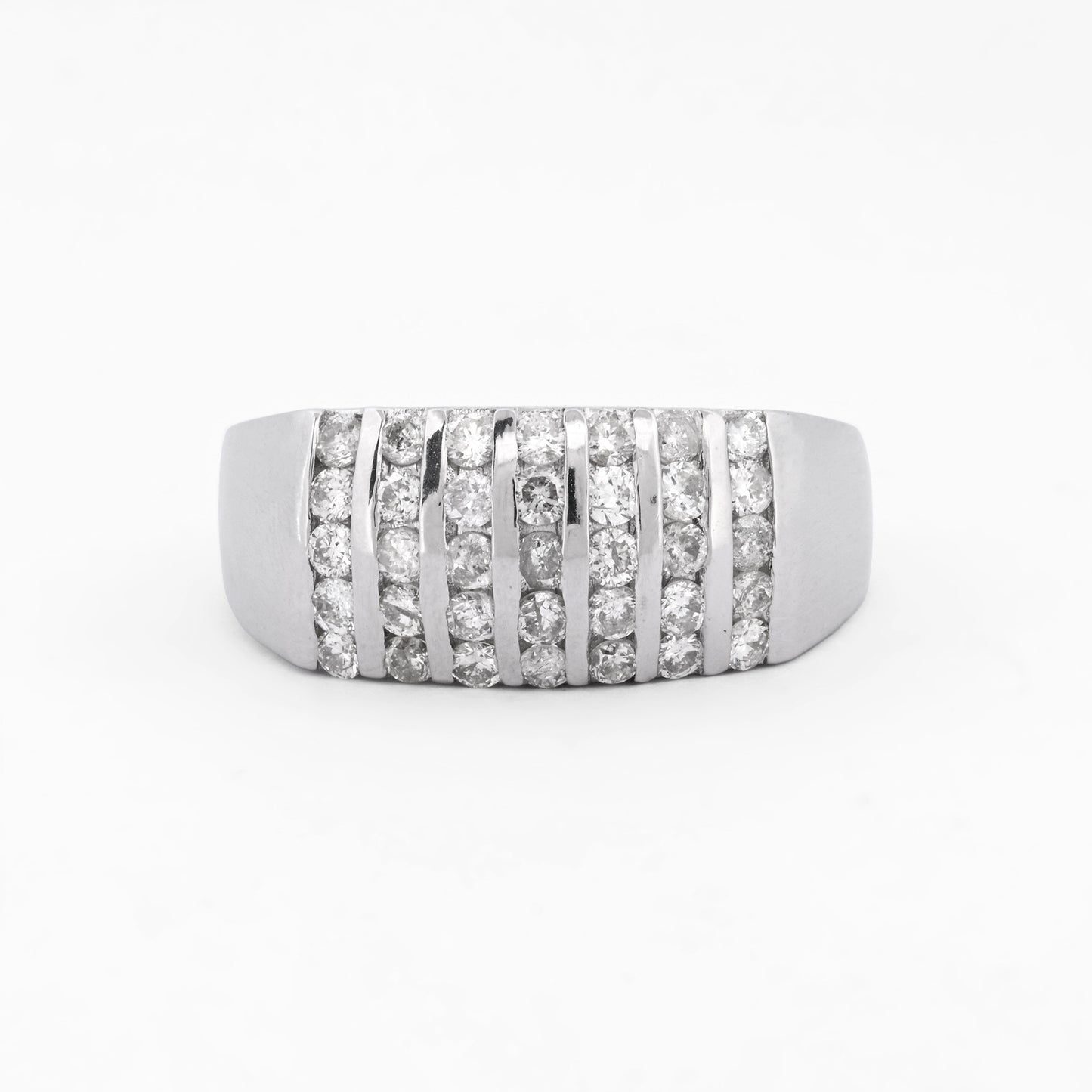 Comprar anillo realizado en oro blanco de 18kt con carriles y 35 diamantes talla brillante. Anillos de oro baratos en Barcelona. Envío gratis. Joyas diamantes.